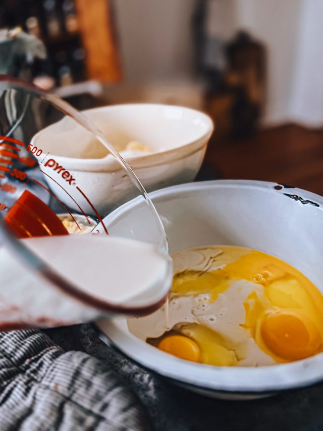 Simple Cast Iron Skillet Cornbread | B Vintage Style